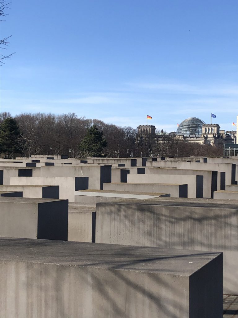 Memorial aos Judeus Mortos da Europa, parque Tiergarten e Reichstag (parlamento alemão) em Berlim