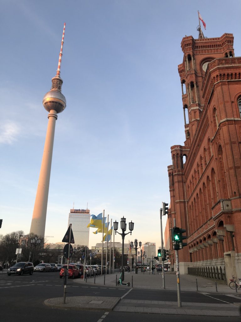 Torre de TV e Rotes Rathaus (prefeitura de Berlim).