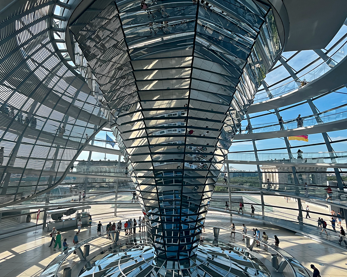 Visite a cúpula do Reichstag (parlamento alemão) em Berlim com guia em português