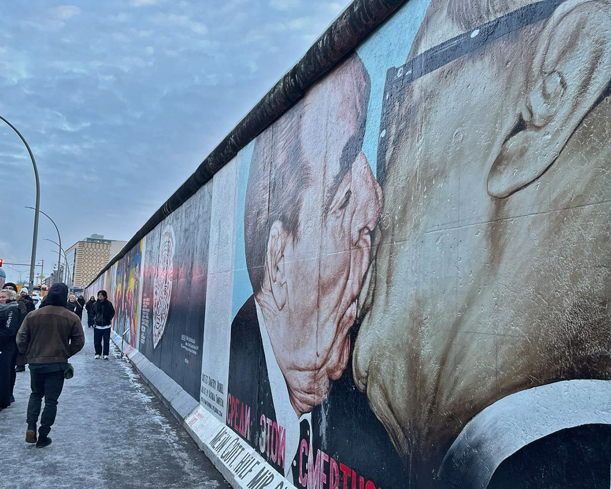 Visite o principal trecho do Muro de Berlim e veja o mural do beijo na East Side Gallery em Berlim com guia em português