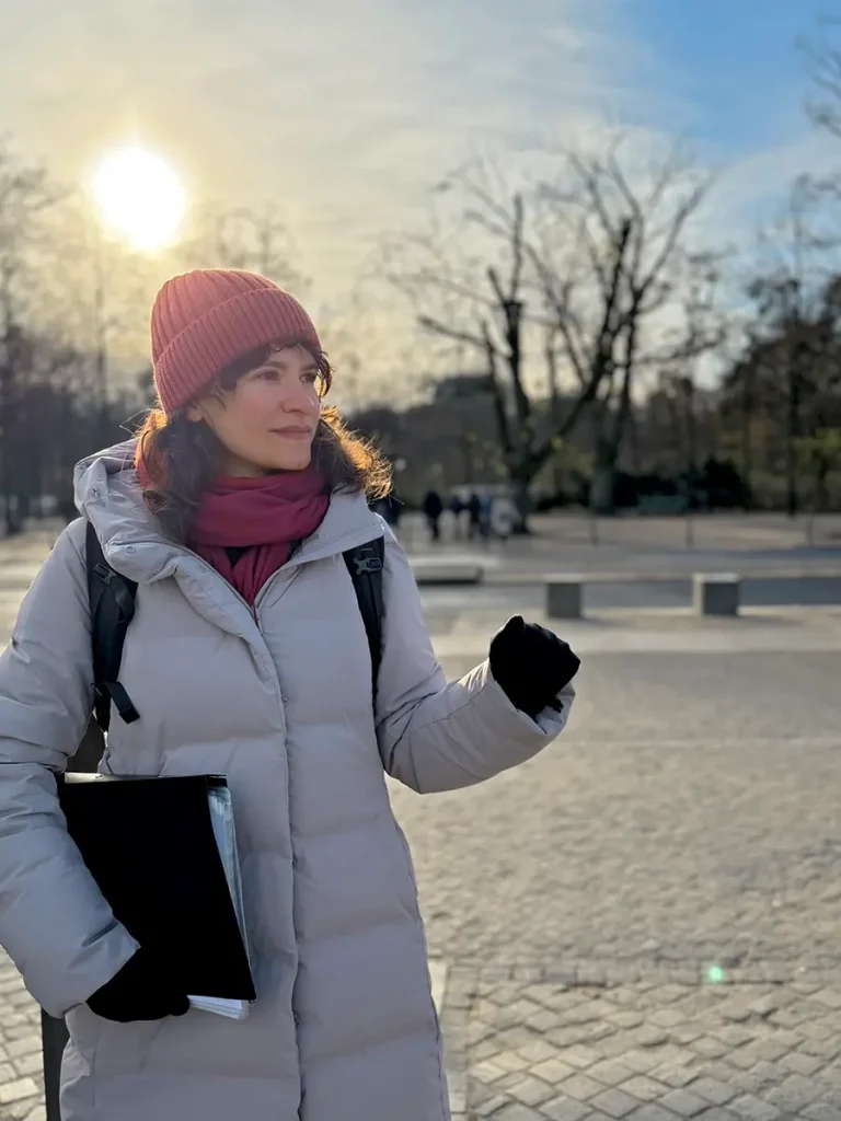 Carmen Guerreiro, historiadora e guia em Berlim em português, durante um tour pela cidade.