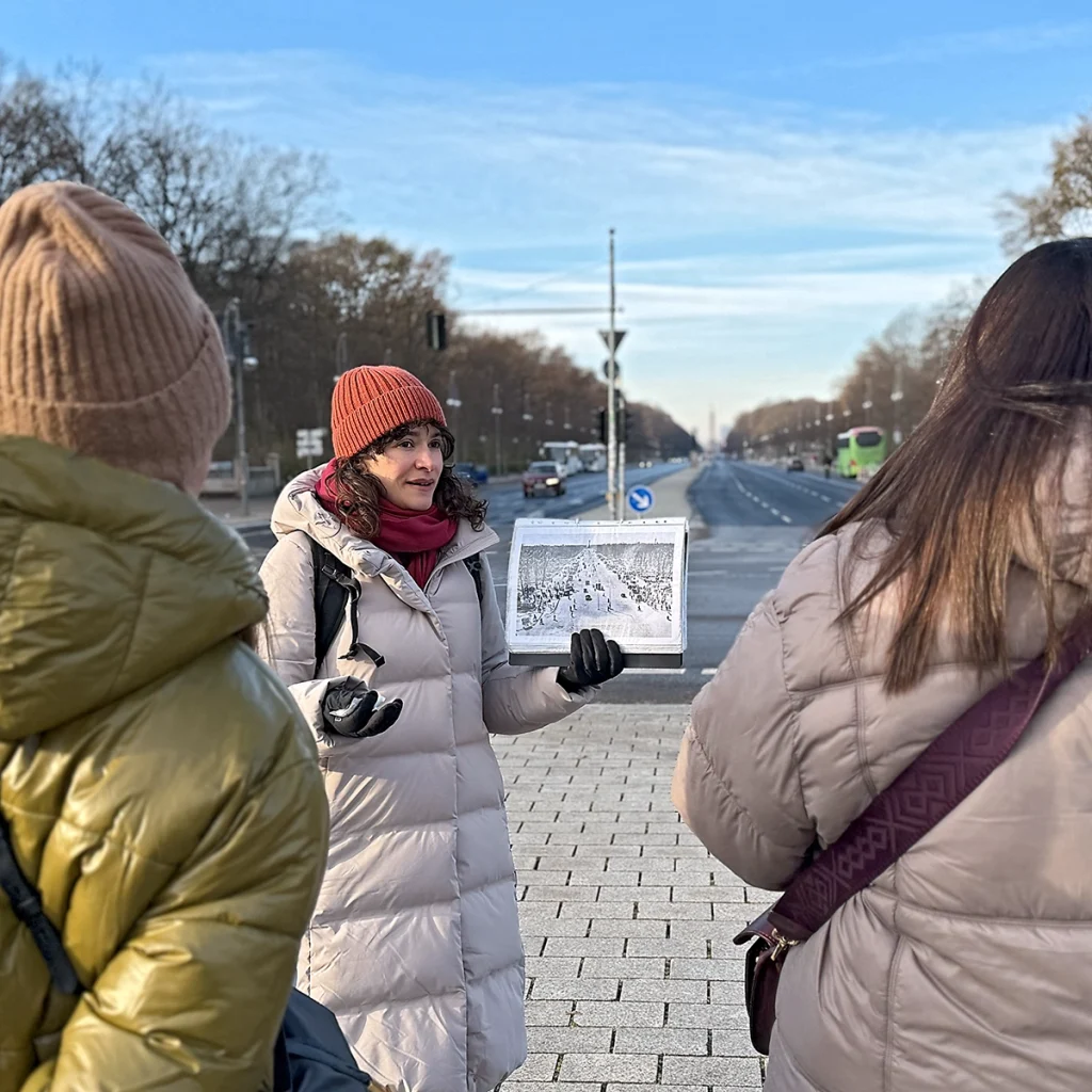 Carmen Guerreiro mostra uma fotografia histórica durante um tour junto ao Tiergarten, em Berlim