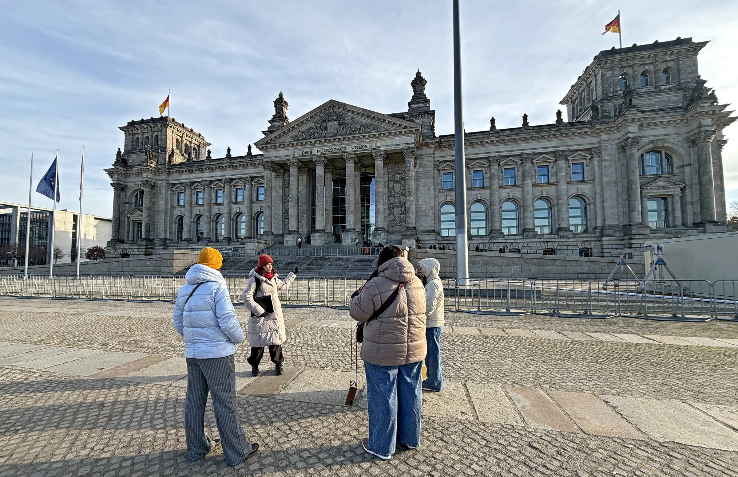 Carmen Guerreiro apresenta o Reichstag a participantes de um de seus tours em Berlim