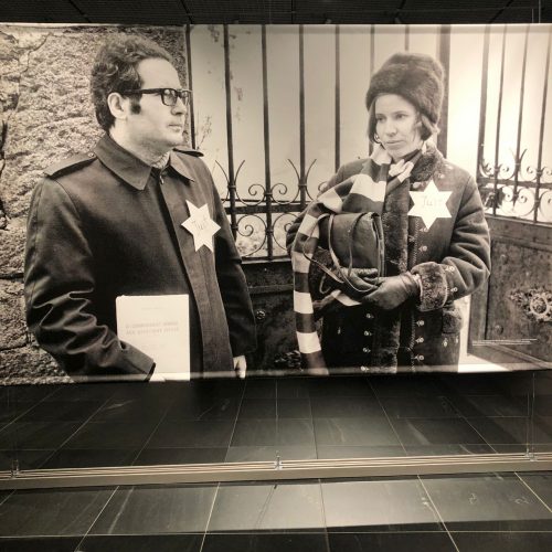 Serge e Beate em um protesto, com a estrela de Davi no peito