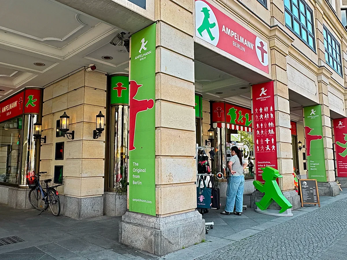 Entrada da loja Ampelmann em Berlim, especializada em souvenires do famoso Ampelmännchen