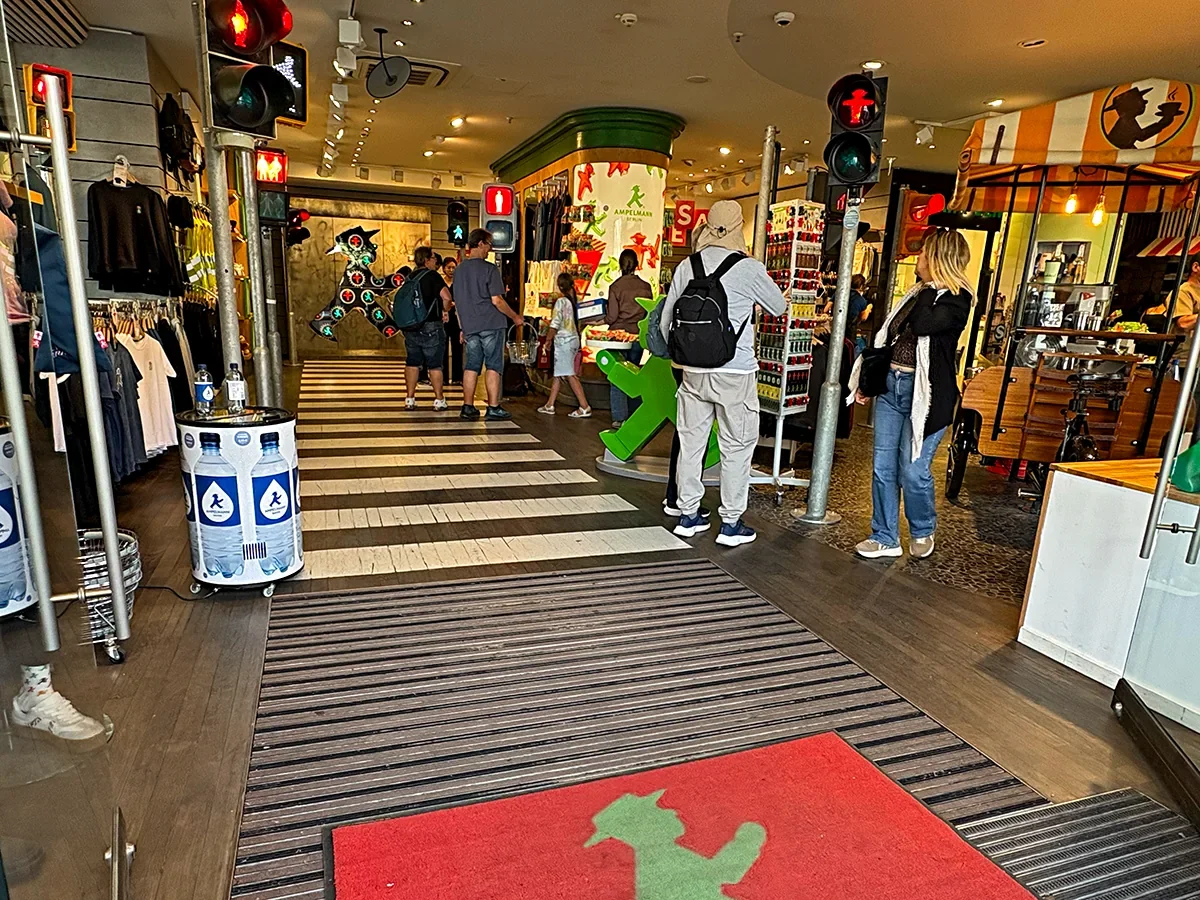 Interior da loja Ampelmann com souvenires e produtos típicos de Berlim