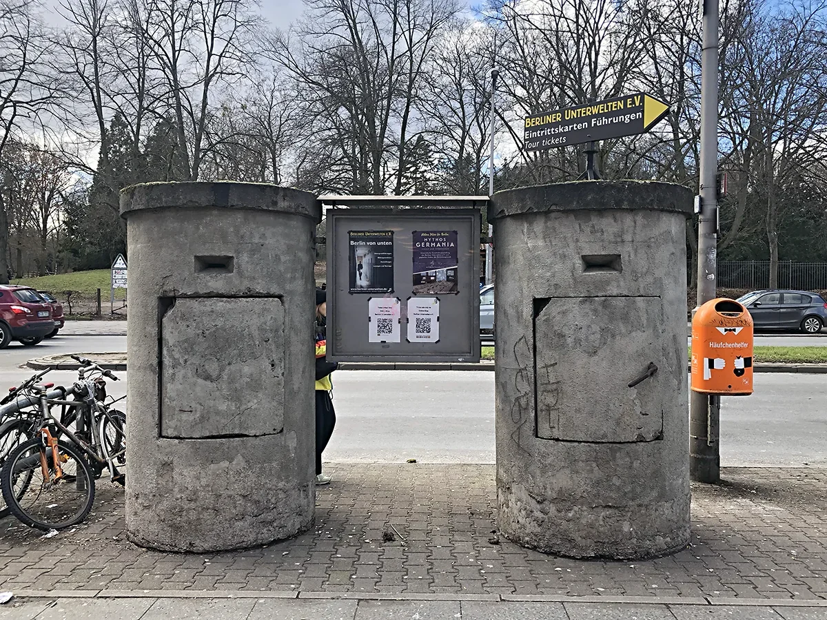 Bunker individual de proteção contra estilhaços em frente ao abrigo antiaéreo de Gesundbrunnen, em Berlim