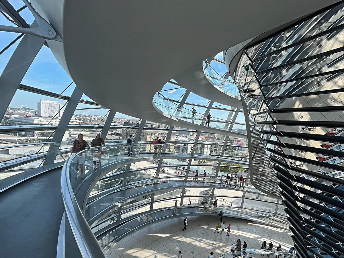 Interior da cúpula do Reichstag em Berlim com rampas e vista da cidade