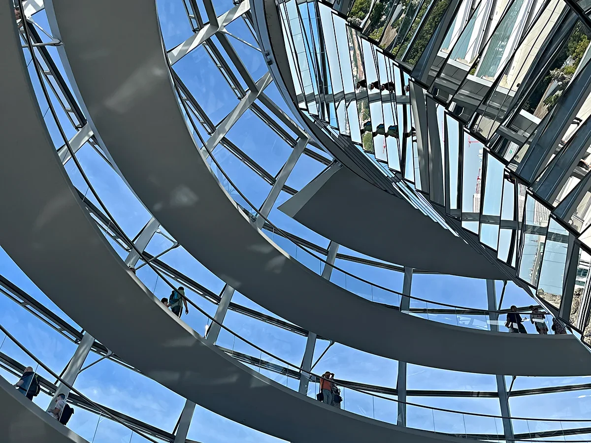 Rampas em espiral no interior da cúpula do Reichstag em Berlim