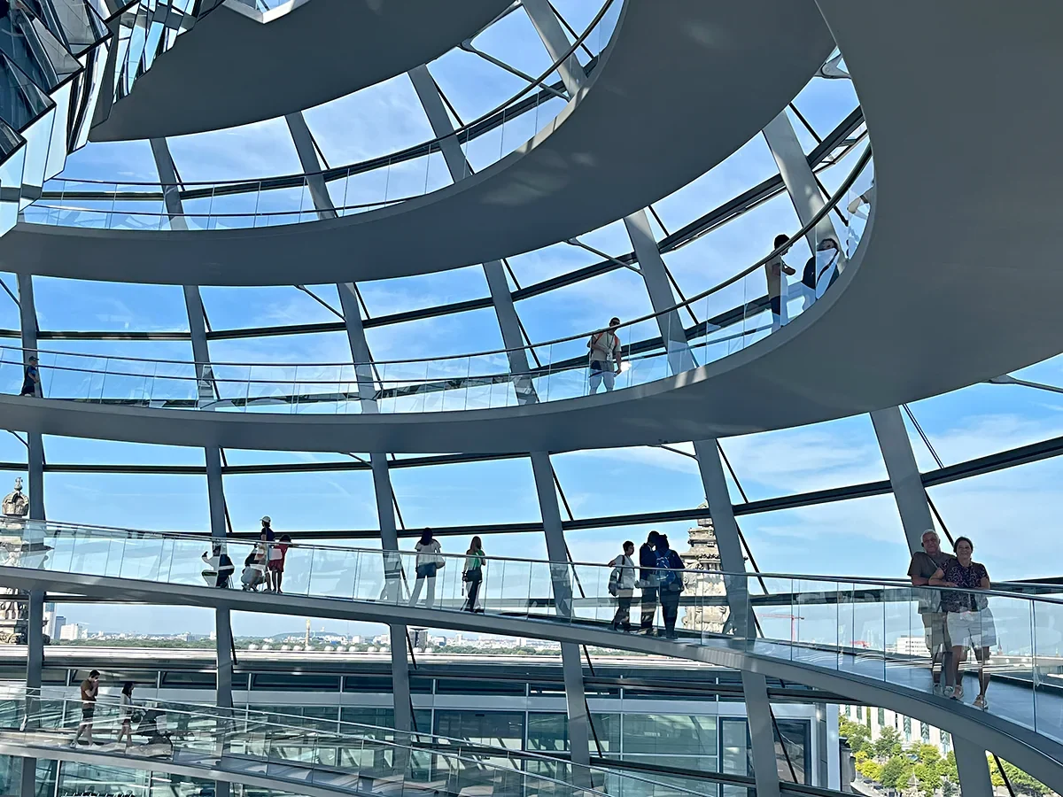 Rampas panorâmicas da cúpula do Reichstag com visitantes e vista de Berlim