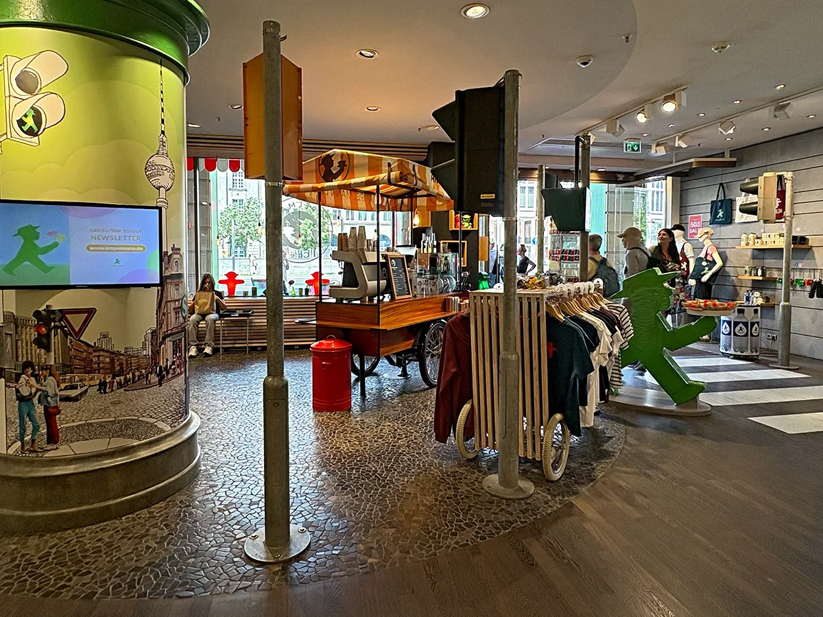 Interior da loja Ampelmann em Berlim decorado com sinais de trânsito e produtos da marca
