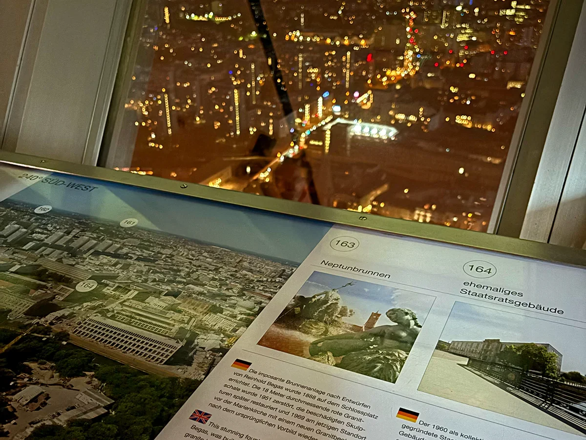 Painel informativo na plataforma de observação da Torre de TV de Berlim à noite