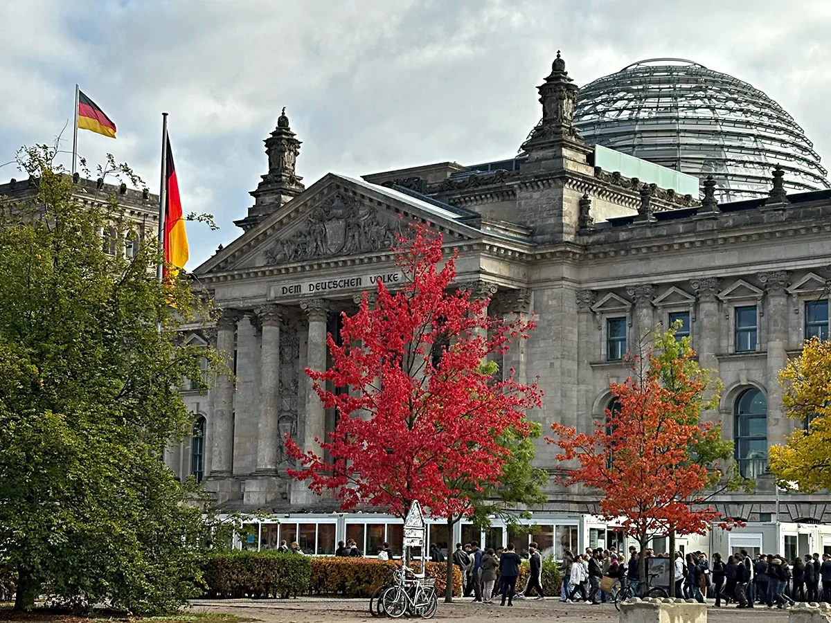 Fachada do Reichstag em Berlim com a cúpula de vidro ao fundo