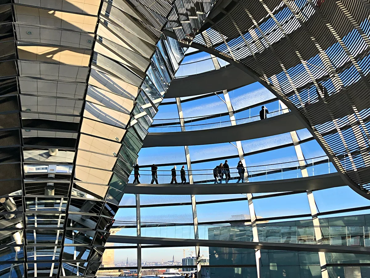 Arquitetura de vidro e aço no interior da cúpula do Reichstag