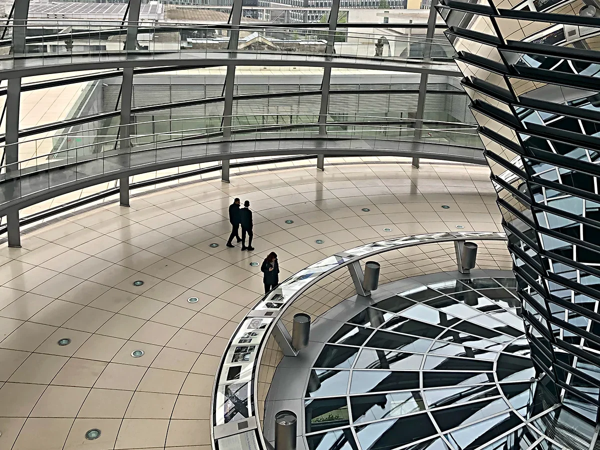 Interior da cúpula do Reichstag com exposição sobre a história do Parlamento alemão