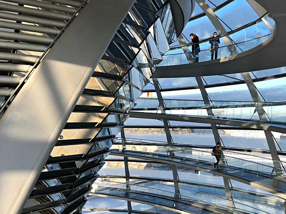 Rampas da cúpula do Reichstag ao redor do cone central espelhado