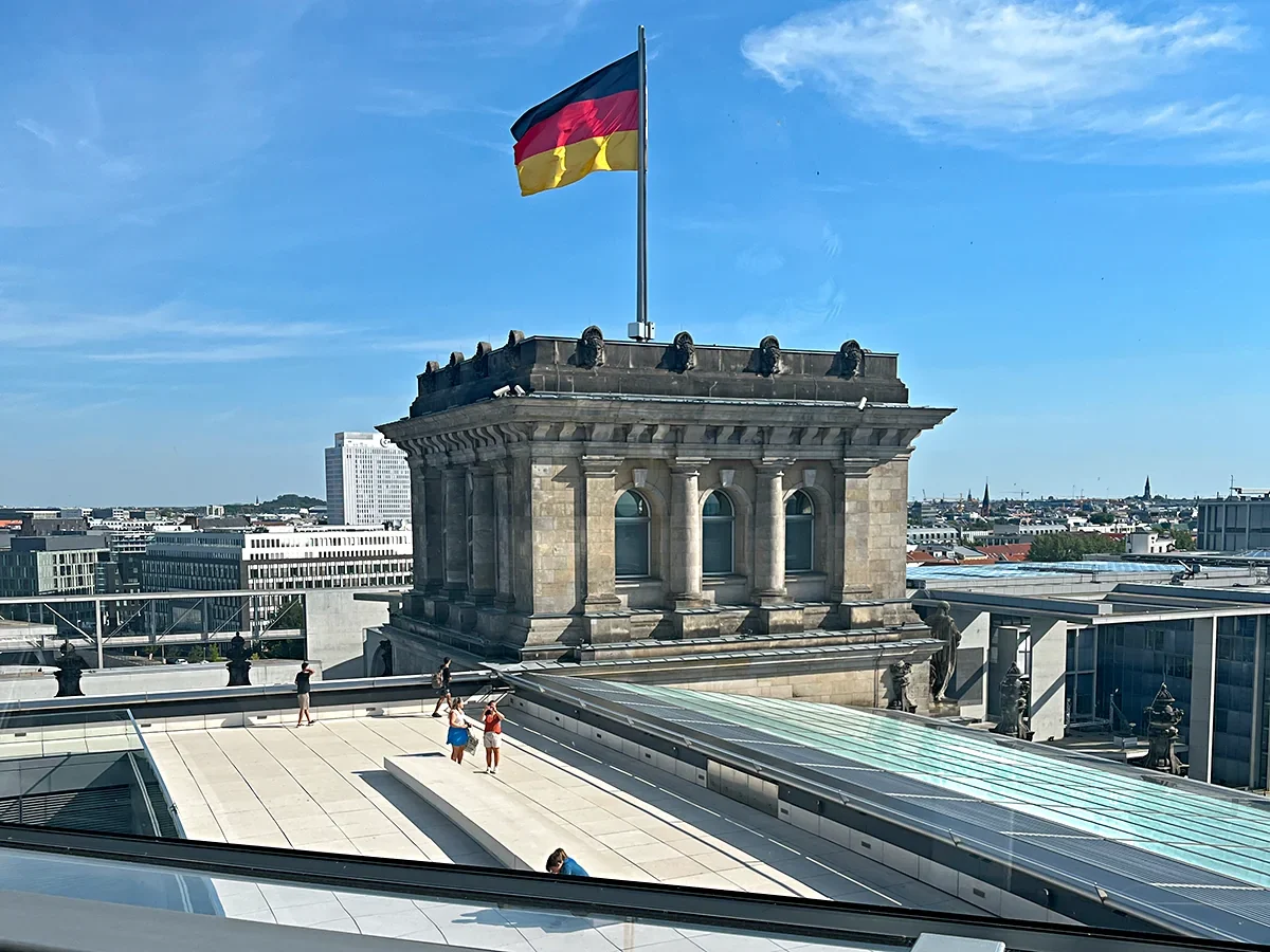Bandeira da Alemanha e arquitetura histórica vistas do terraço do Reichstag