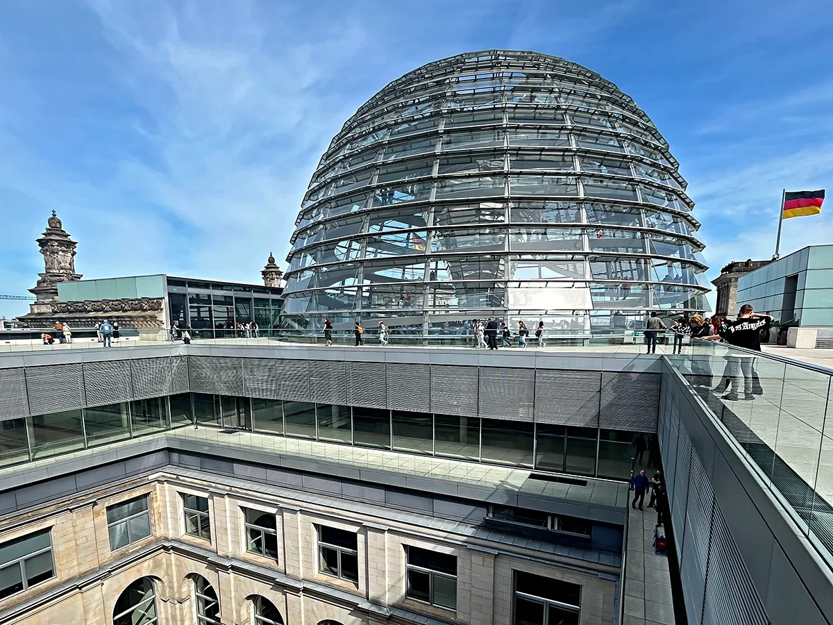 Cúpula de vidro do Reichstag vista a partir do terraço do Parlamento