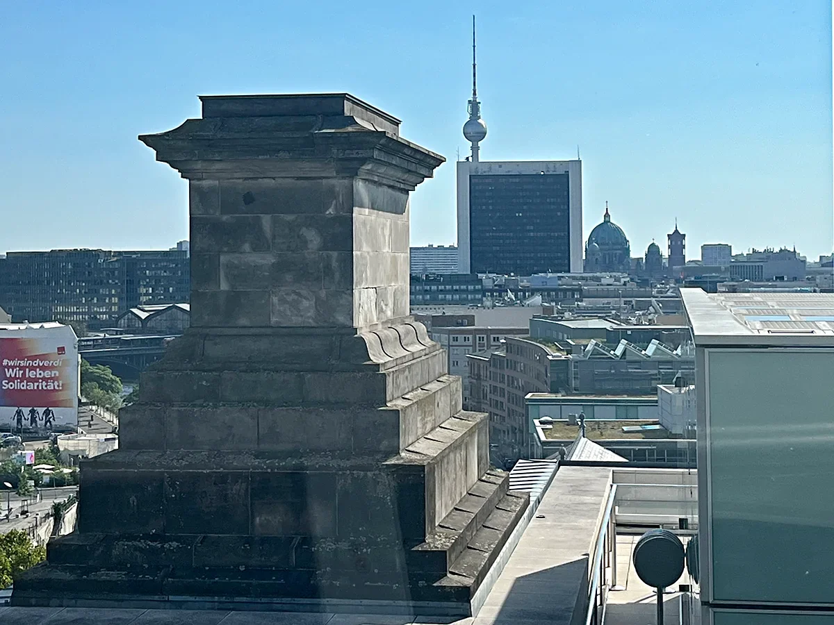 Vista de Berlim a partir do Reichstag com a Fernsehturm no horizonte