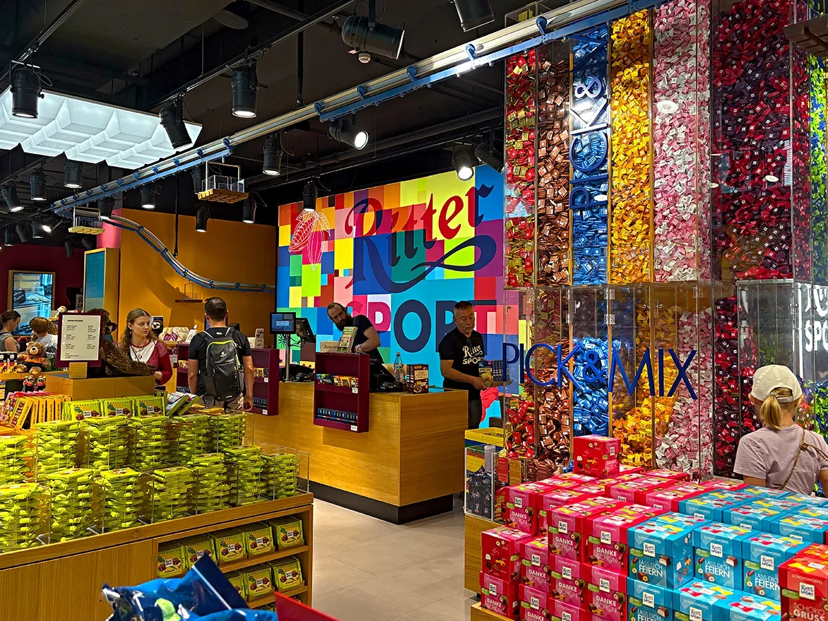 Interior colorido da Ritter Sport Bunte SchokoWelt em Berlim