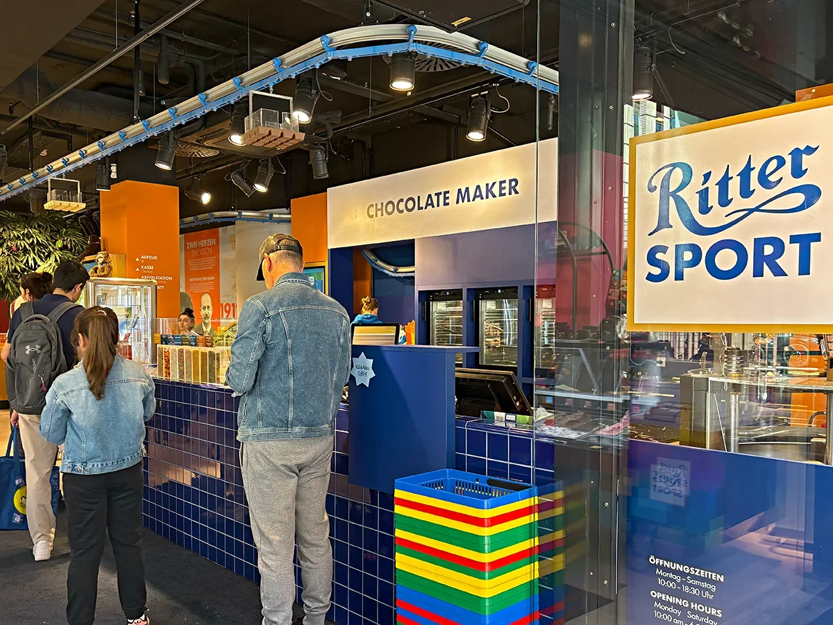 Área Chocolate Maker da Ritter Sport em Berlim, onde visitantes podem montar seu próprio chocolate