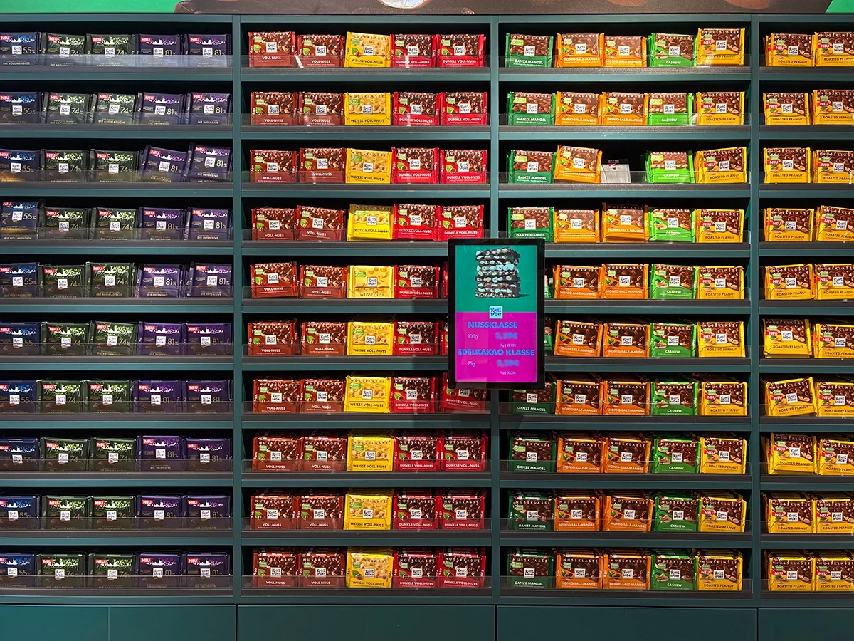 Variedade de chocolates Ritter Sport expostos na loja de Berlim