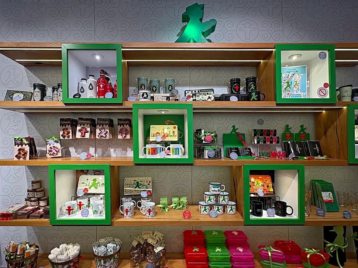 Canecas, lembranças e produtos do Ampelmann à venda em Berlim