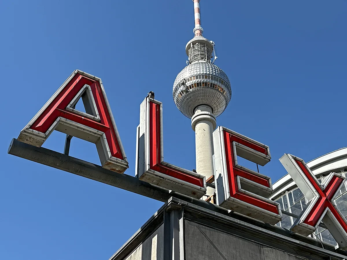 Torre de TV de Berlim vista a partir da Alexanderplatz