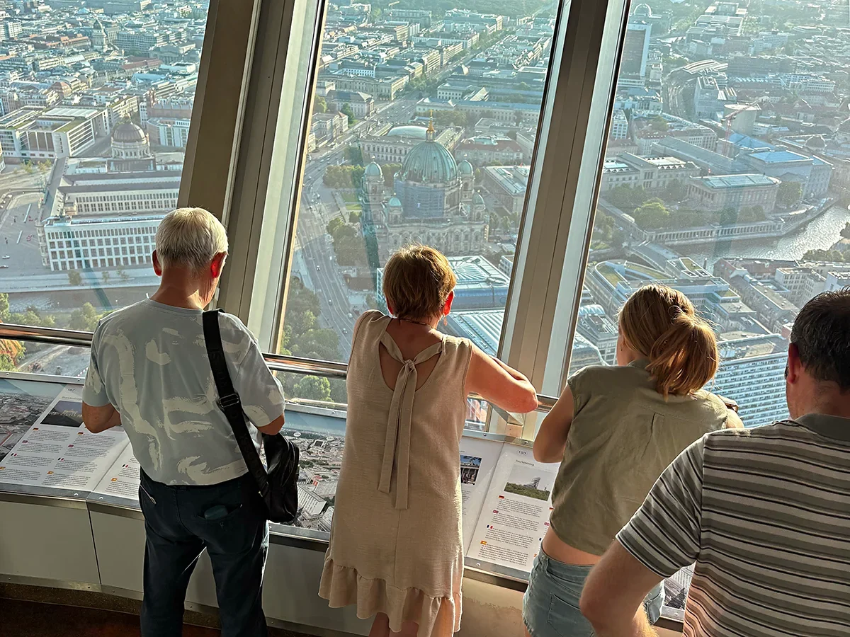 Visitantes observam Berlim da Torre de TV com a Catedral de Berlim ao fundo